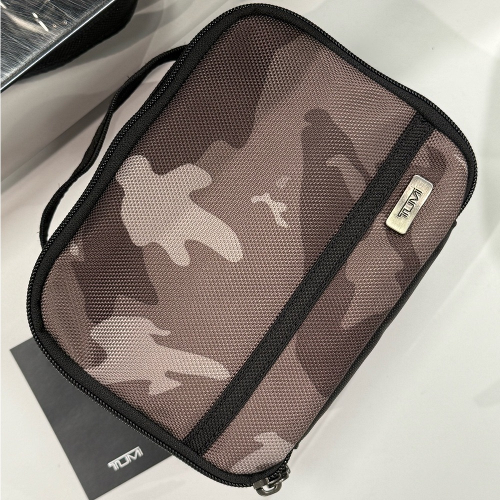 (new+tag) Tumi rare camo travel kit top handle (unisex)